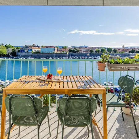 Harbor Lights Apartman *